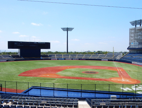 内野席からグラウンドを望む